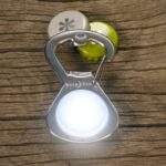 Брелок для ключей NiteIze GetLit с открывашкой и фонариком — изображение 3